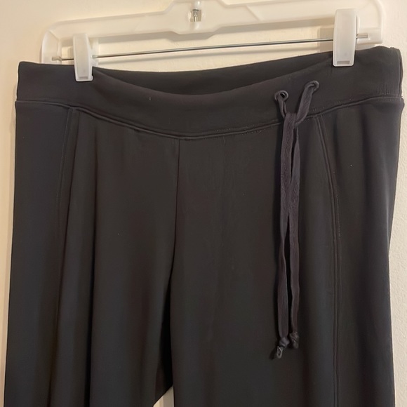 REI comfy pants boot cut & floral detail back leg - Picture 2 of 6